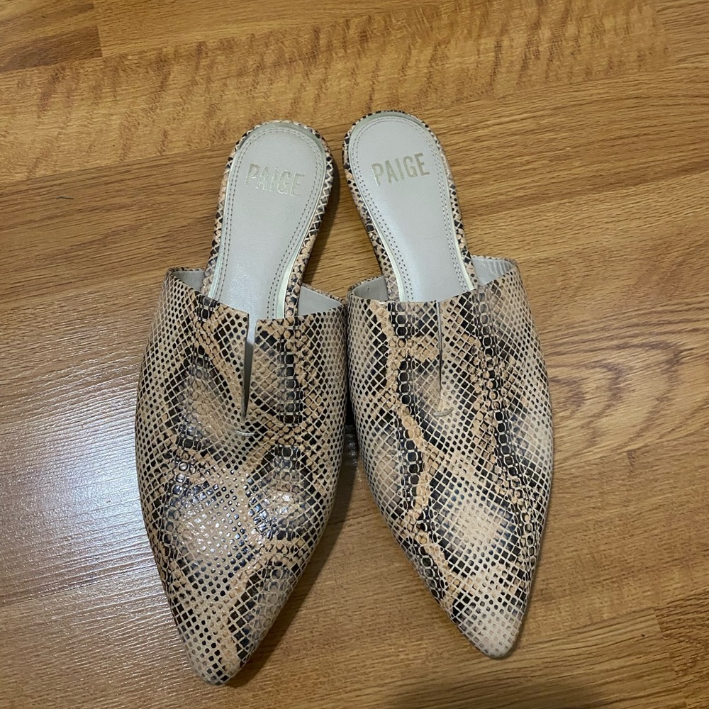 Paige Alia Snakeskin Pointed Toe Mules Women Size
7.5 Tan Gray Flats